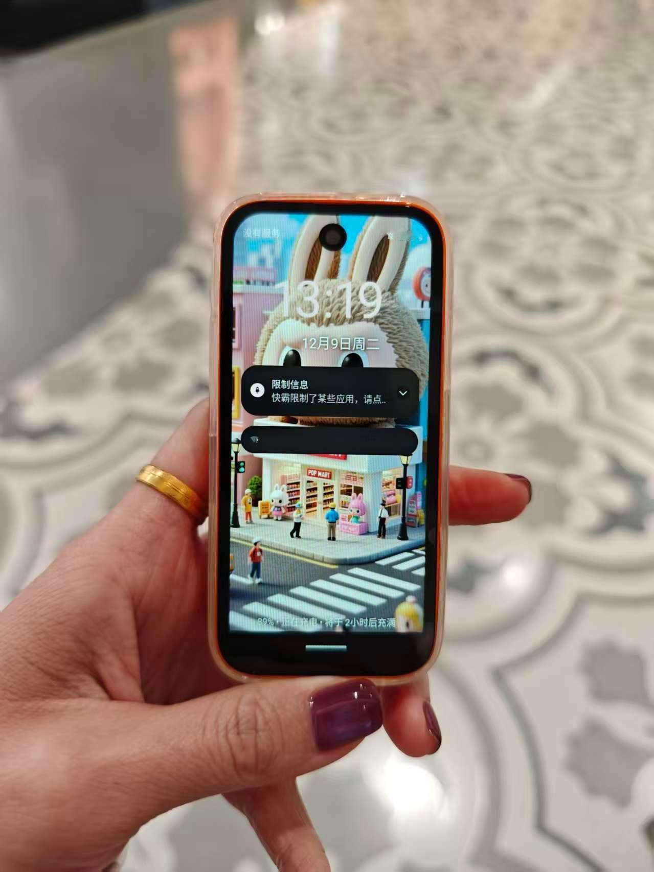 今天收到了一台iPhone 0.17，体验了一下功能很多，还能刷微博～年终福利给