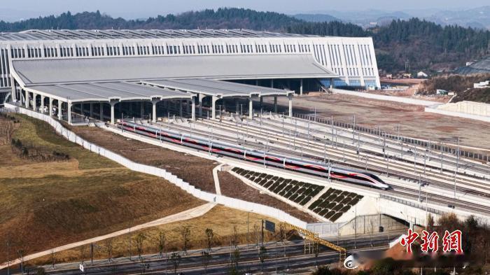 中新网宜昌12月26日电 (记者 郭晓莹 董晓斌)沪渝蓉沿江高速铁路武汉至宜昌段