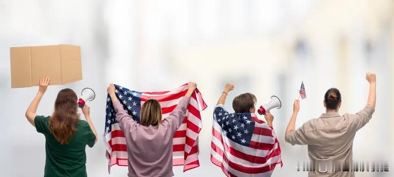 美国宛如一位头戴华丽科技与文化皇冠的巨人，于全球舞台之上，凭借科技创新与文化输出