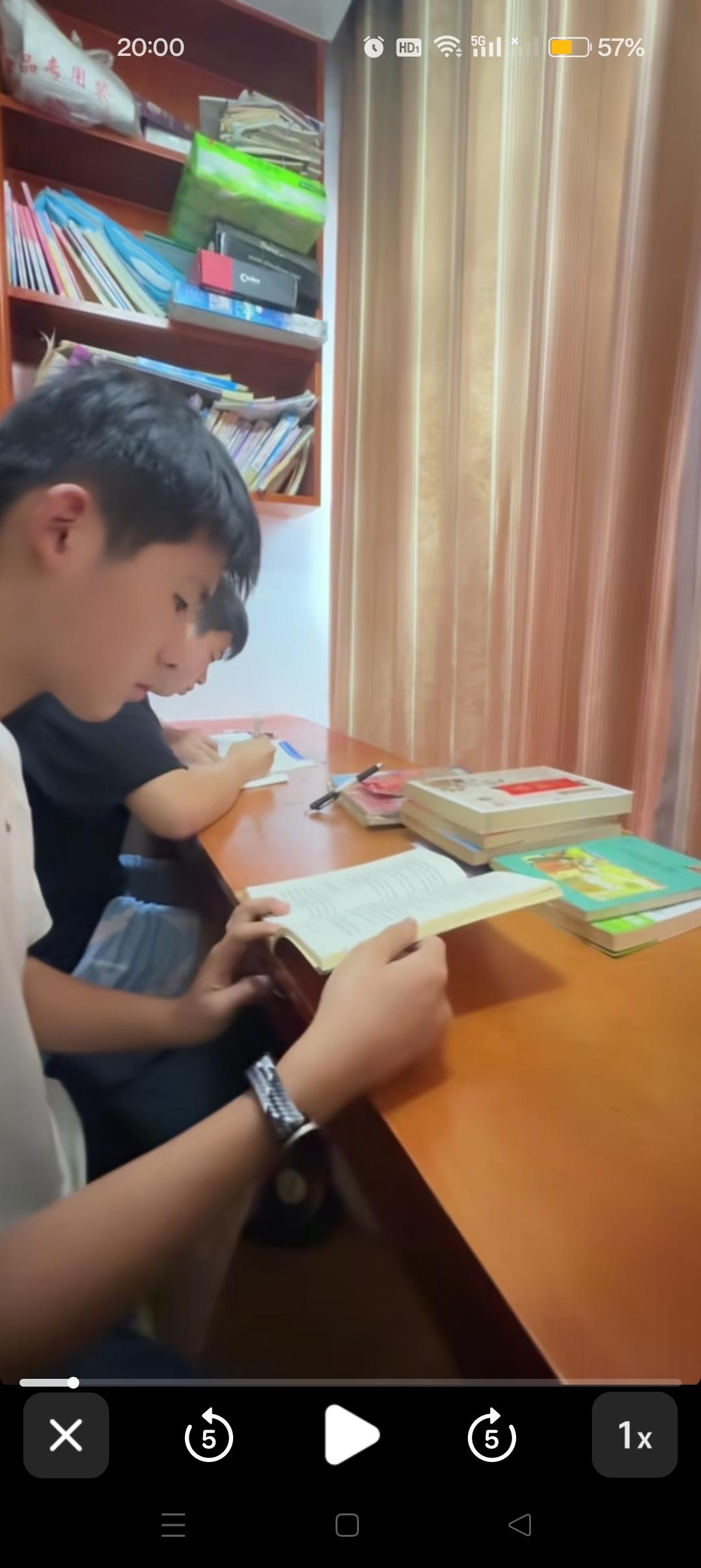 瑾汐终于让帅气的儿子露脸啦😍
儿子又高又帅，三位帅哥加油未来可期[赞]


