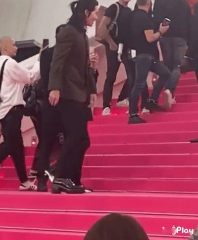 于适叶不必这么急着立人设吧……刚在戛纳耍完猴戏后脚就说社恐……摆脱……社恐人都不