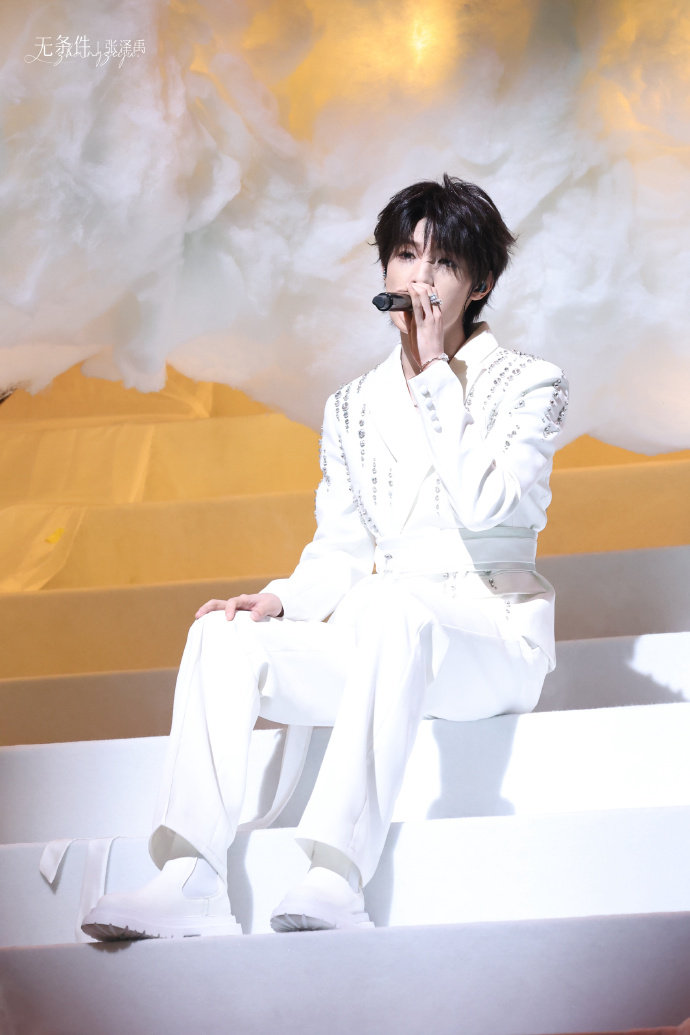 张泽禹萌物小狗张泽禹生日会cover 张泽禹萌物小狗，生日会cover好会唱吧！