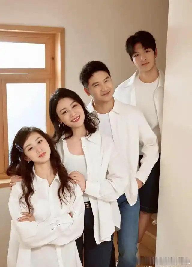 森蝶模仿叶一茜亲亲 森蝶模仿叶一茜田亮晒的这段太甜了，小女儿模仿妈妈舞台也太可爱