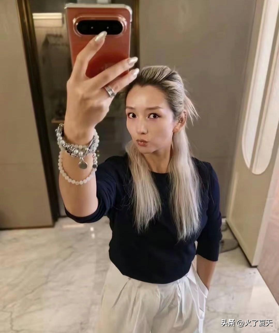 何洁复出后真是变化挺大了，瘦了至少30斤、年轻得像二十出头，打扮的也越来越洋气了