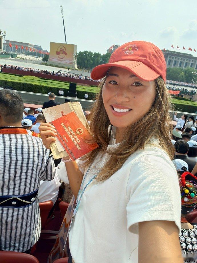 郑钦文说能现场观礼无比自豪郑钦文说：能现场观礼祖国的强盛，我无比自豪。作为一名中