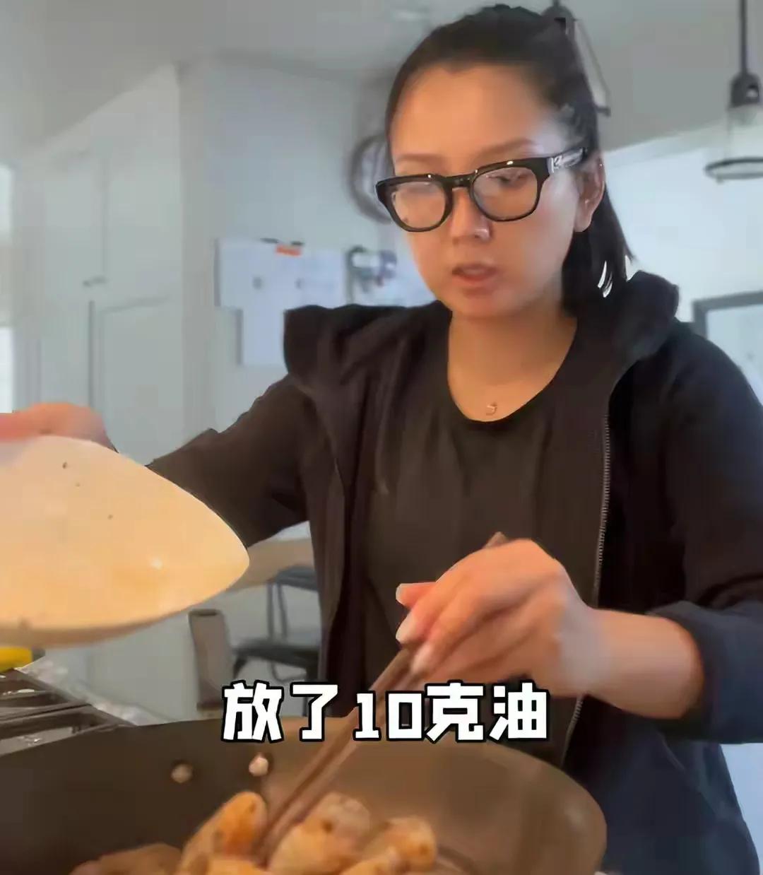 何洁减肥成功，但是却老了十几岁，像小老太婆，把胶原蛋白都减没了。

有些人真的不