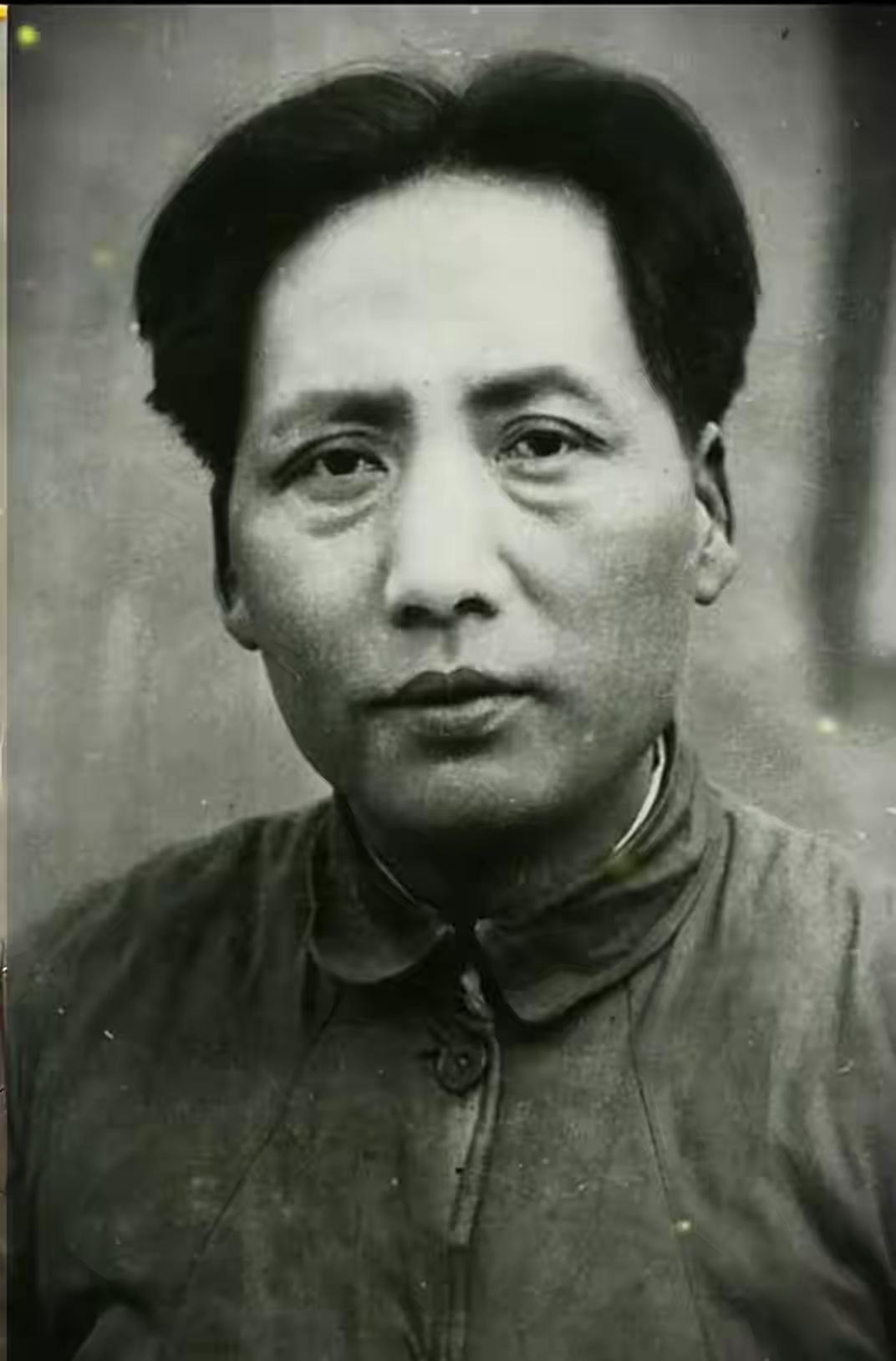 那些刻进骨血的峥嵘岁月，为何至今仍让人热泪盈眶？
 
你家老相册里，是否藏着一张