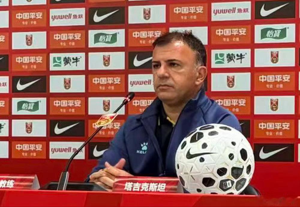 塔吉克斯坦主帅说国足是强队塔吉克斯坦主帅与发布会众人一一握手  据记者 ，对阵中