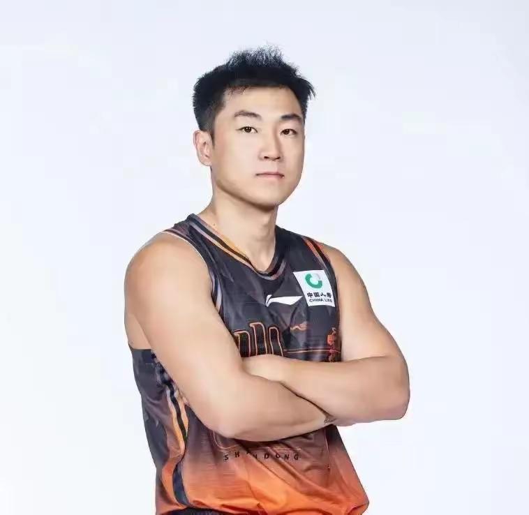 很多山东球迷都盲目跟风，各种替陈林坚鸣不平。我个人也很喜欢陈林坚，那种张弓搭箭空