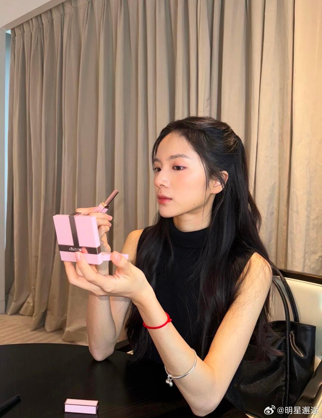努力学化妆的李思潼，这个妆造好漂亮，妹宝可能要有tf商务了 