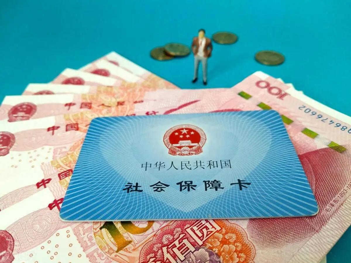 年年盼着养老金消息的退休族，近日被社保专家郑功成的一句话震到了：养老金还卡在“四