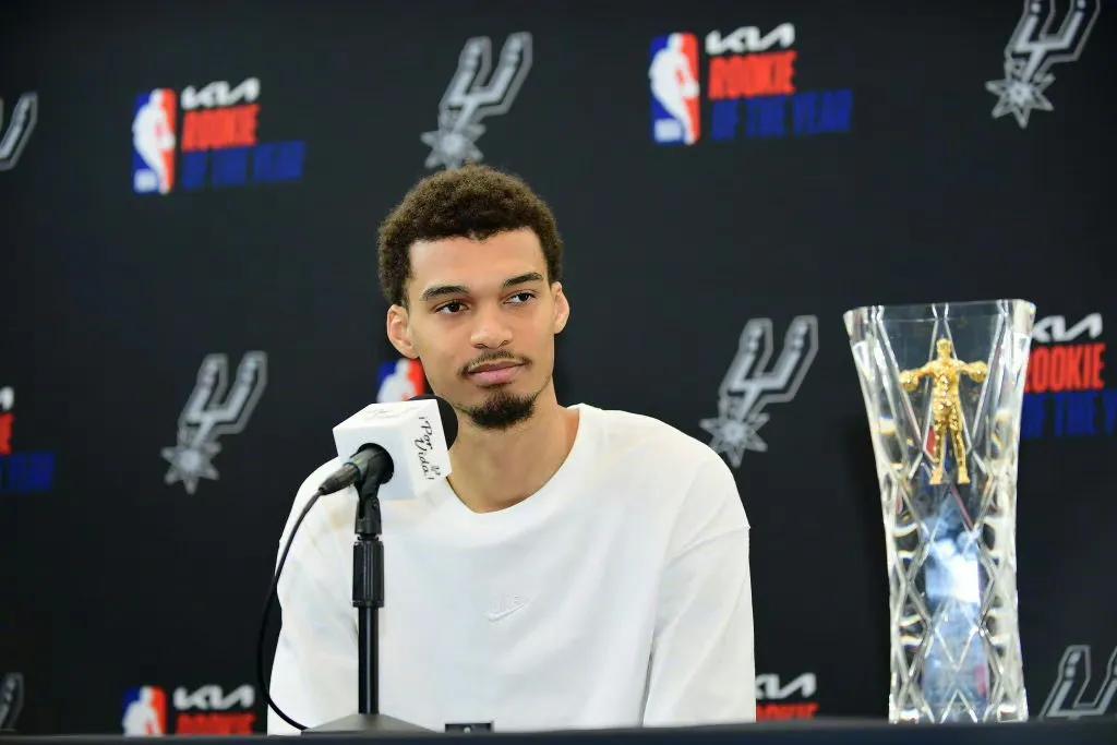 文班的新秀赛季高能数据一览：
单赛季254记封盖
单赛季封盖数+抢断数共计342