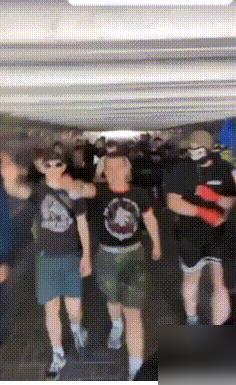 基辅独立广场又乱了！

真的太讽刺了，之前被乌克兰政府奉为“民族英雄”的新纳粹分