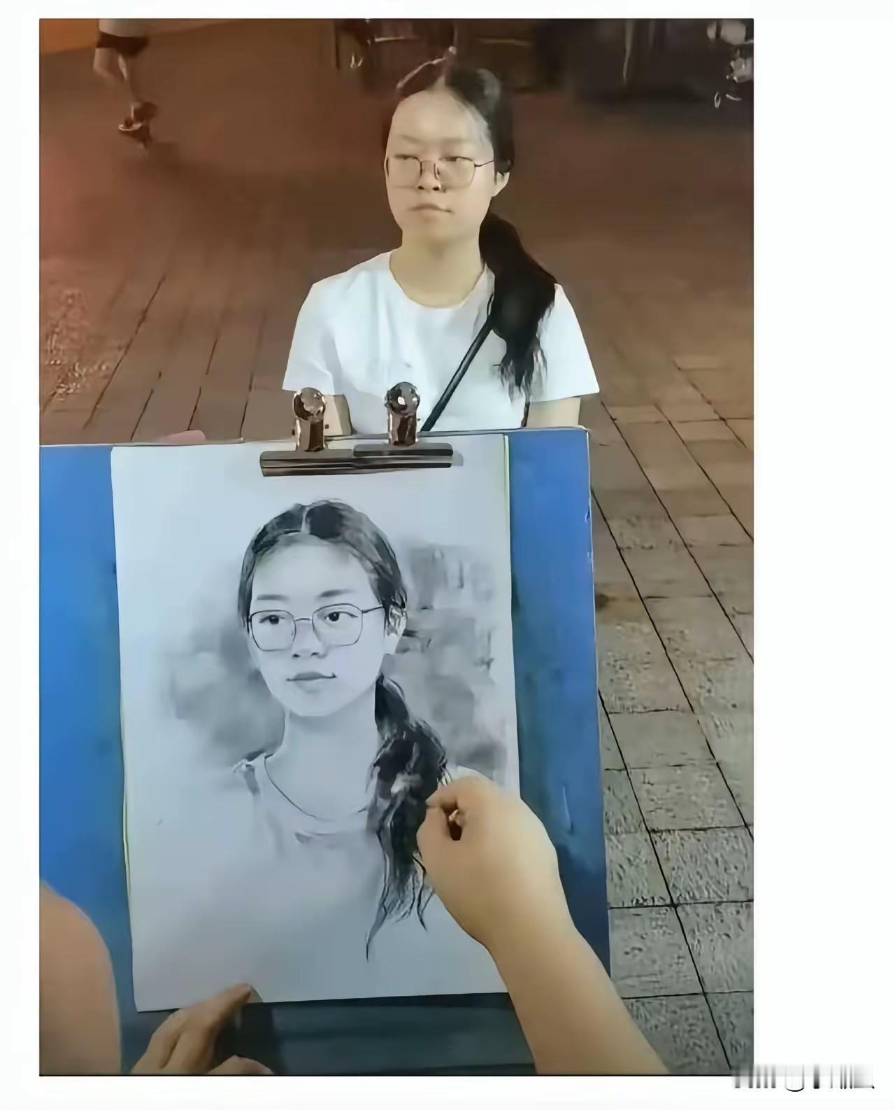 这美女很漂亮，就是眼睛不够亮。
画师给她放亮了，整个人都变有精神。
耳朵跟脸盘都