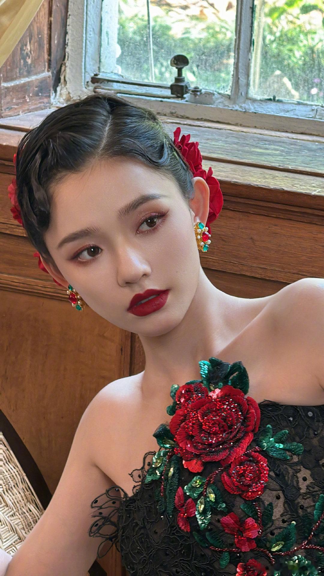 Gucci认领林允 时尚感从来不是照搬穿搭，林允可以把品牌的复古调性，结合自身的