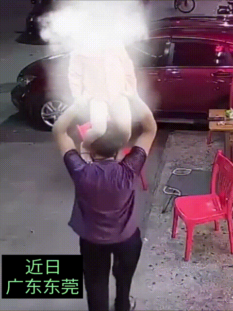 一位爸爸把孩子举过头顶玩，走着走着手没抓住，孩子直接脸着地摔了下去，后面爸爸送孩