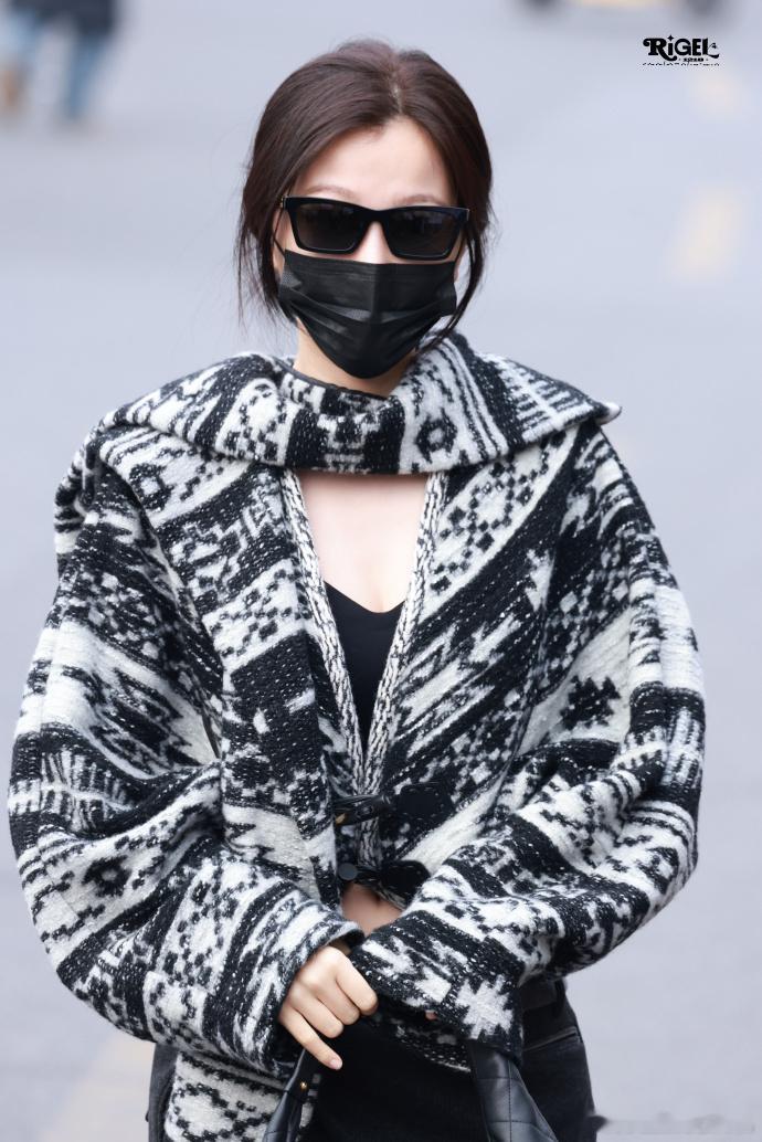 虞书欣黑白酷姐look虞书欣露腰拽酷辣妹  虞书欣黑白酷姐look，虞书欣露腰拽