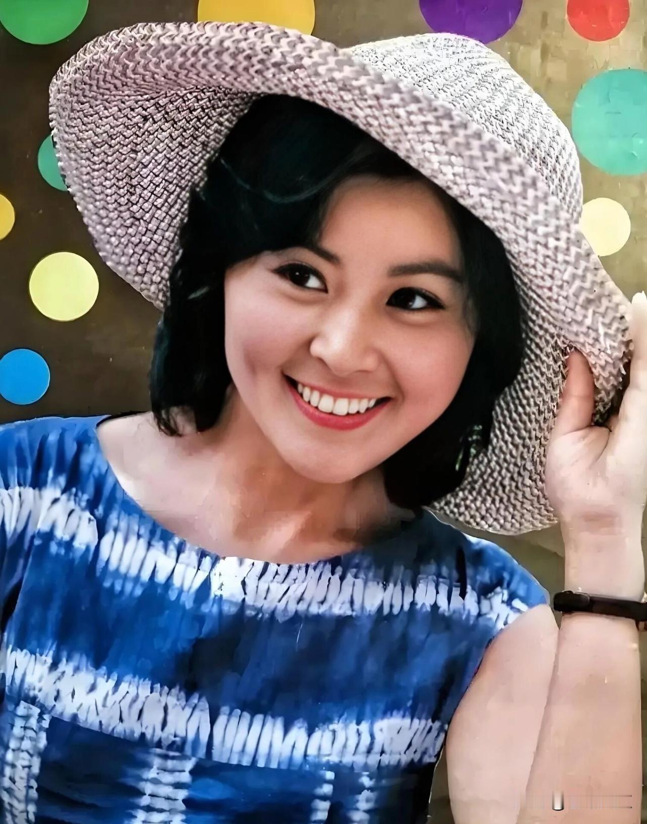 八十年代，在上影演员剧团的一众年轻演员里，她并非当红明星。然而，在《沙漠驼铃》《