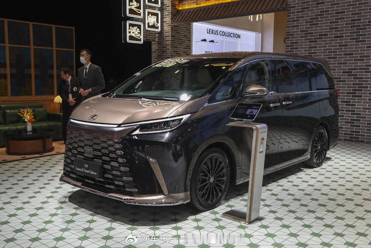全新雷克萨斯LM特别版亮相广州车展，新车采用全新双色车身涂装，车内改装大尺寸4K