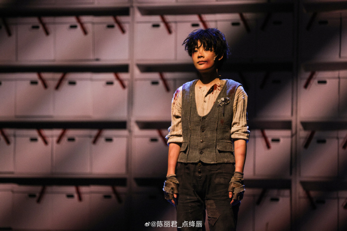 【陈丽君话剧枕头人演出照】陈丽君首部话剧枕头人剧照不一样的舞台，不一样的！话剧《