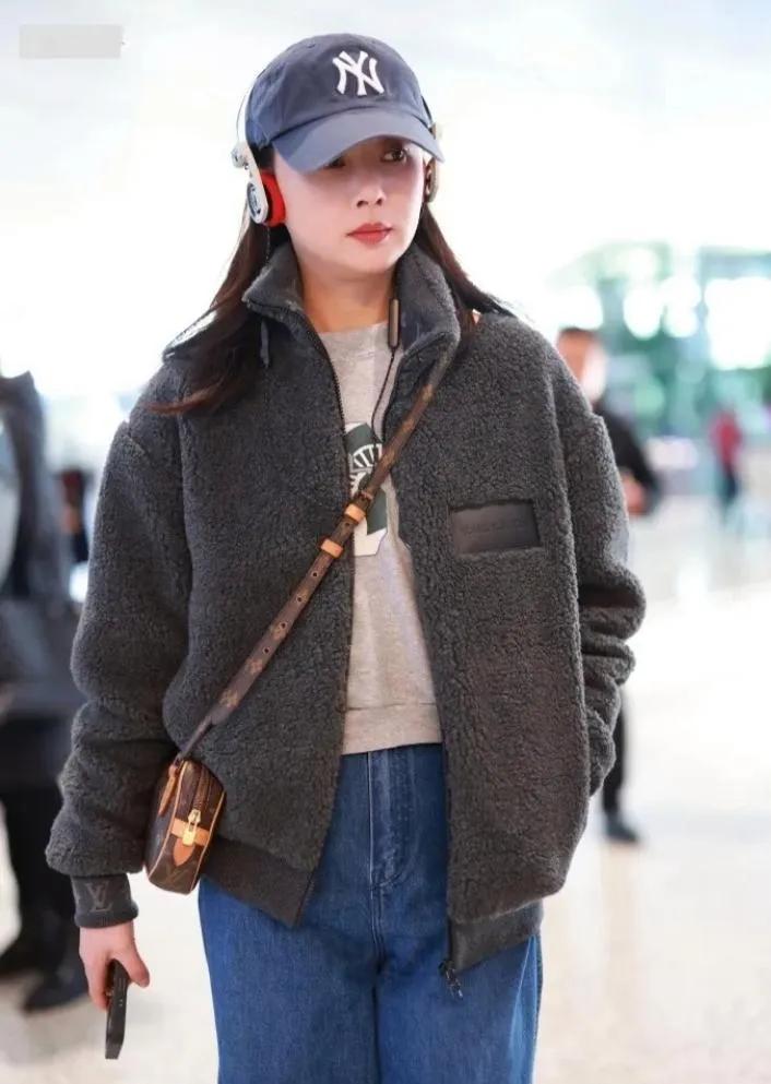 45岁殷桃太会穿！摇粒绒外套+阔腿裤，减龄洋气又时髦
 
45岁的殷桃真的是“冻