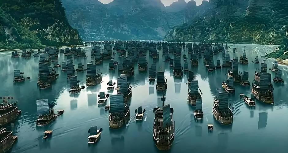 上联：一篙点破千山寂
下联：千舟犁碎水天云