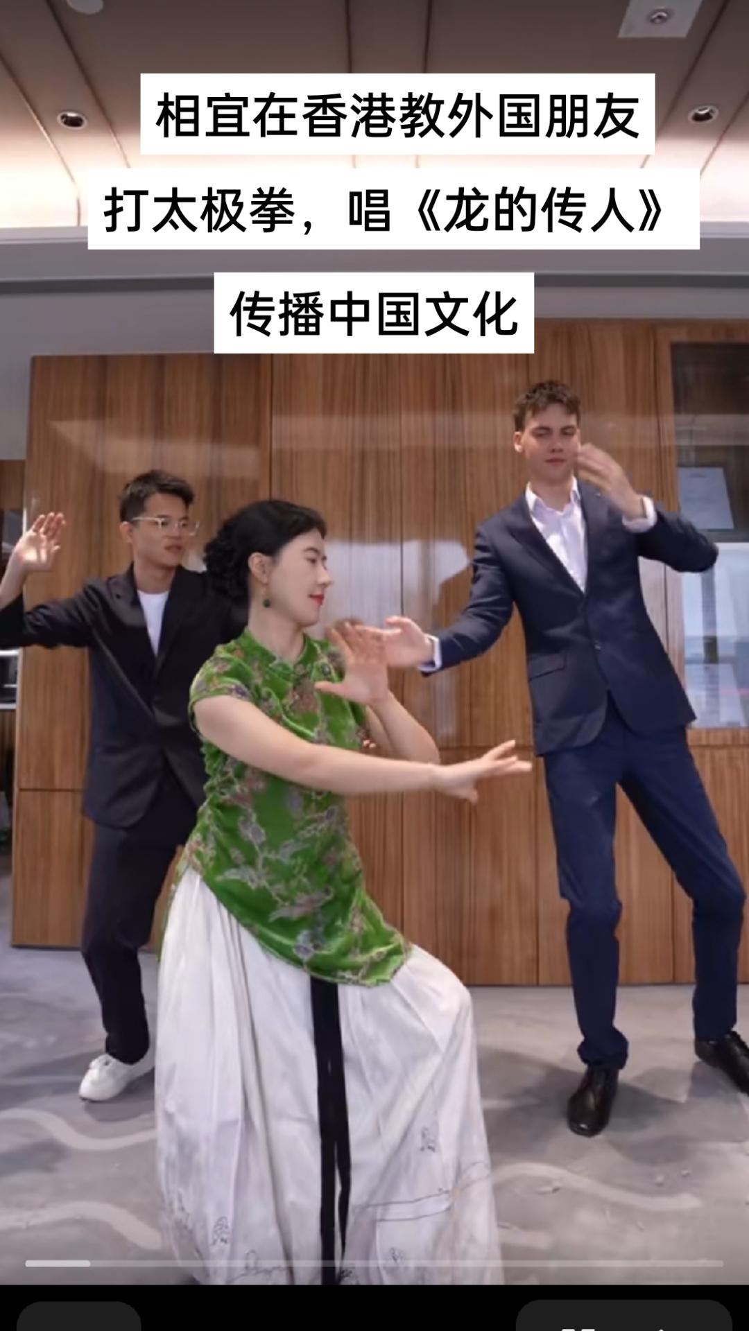        维多利亚港的海风裹挟着现代繁华的气息，相宜身着花绿色提袍的身影，恰