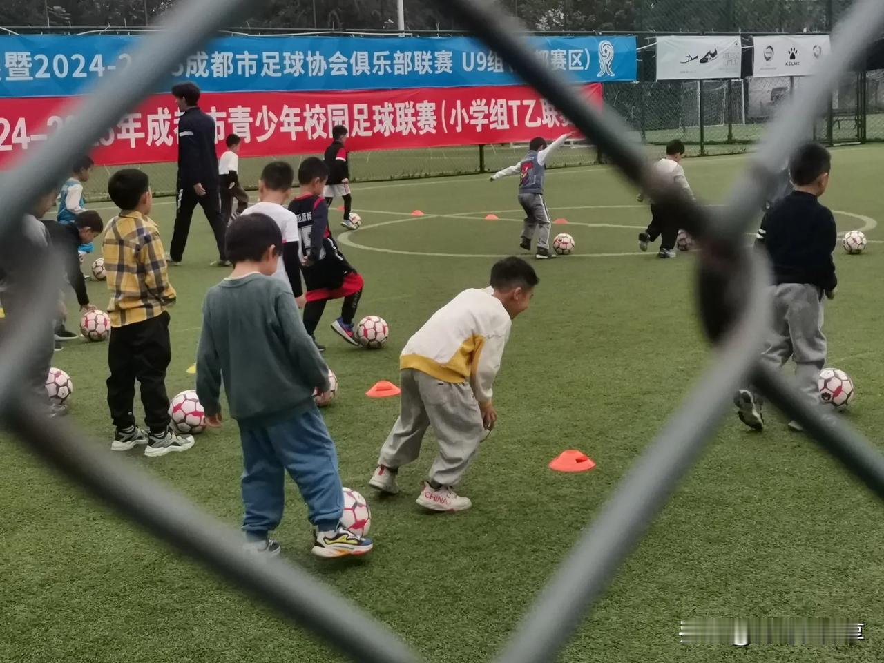 我国的足球，能不能在摆脱现在这种又爱又恨铁不成钢的局面，大概得等到你们这辈人成长