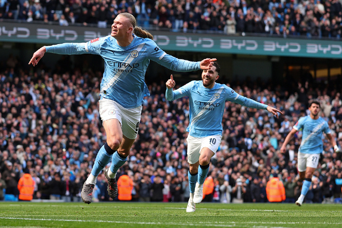 曼城4比0利物浦 足总杯1/4决赛，曼城在阿提哈德球场对阵利物浦。上半场，萨拉赫