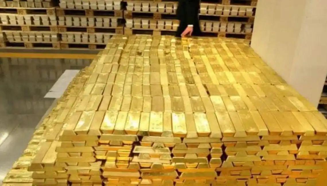 国际金价刚经历了一场史诗级暴跌，听说一天就跌了超过12%，创下40年来的纪录，从