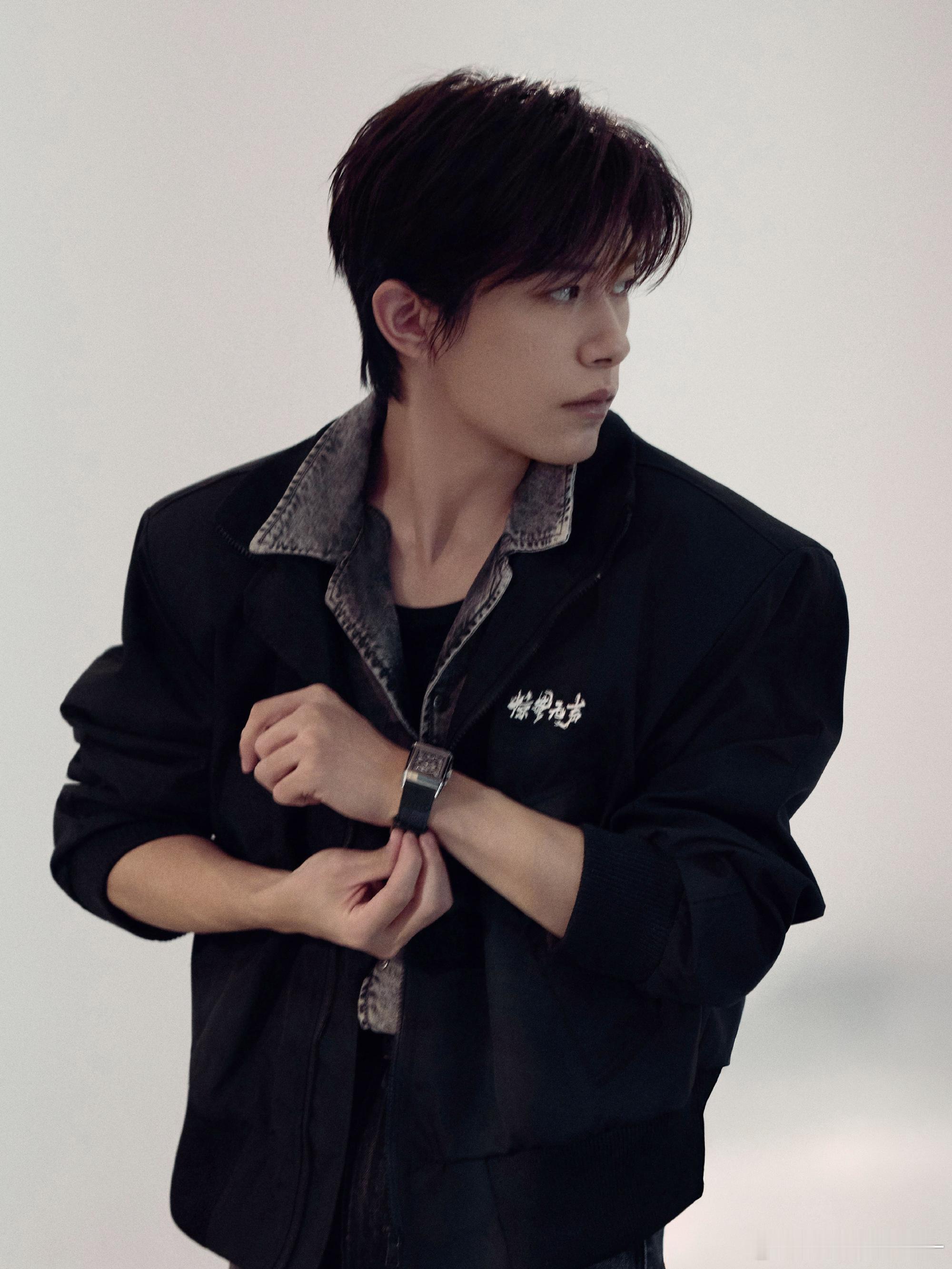 易烊千玺严迪手机密码是前女友生日 惊蛰无声花絮名场面来袭，易烊千玺饰演的严迪被盘