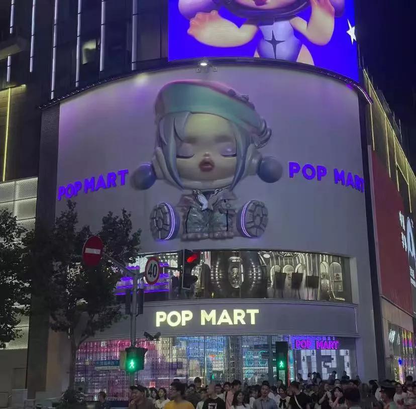 泡泡玛特全球旗舰店到底有多牛?
作为泡泡玛特忠实粉丝，这家店我真的是太爱了。整整
