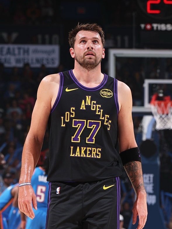 Shams：在与湖人队医以及他个人的医疗团队商议后，东契奇将去欧洲寻求二级腿筋拉