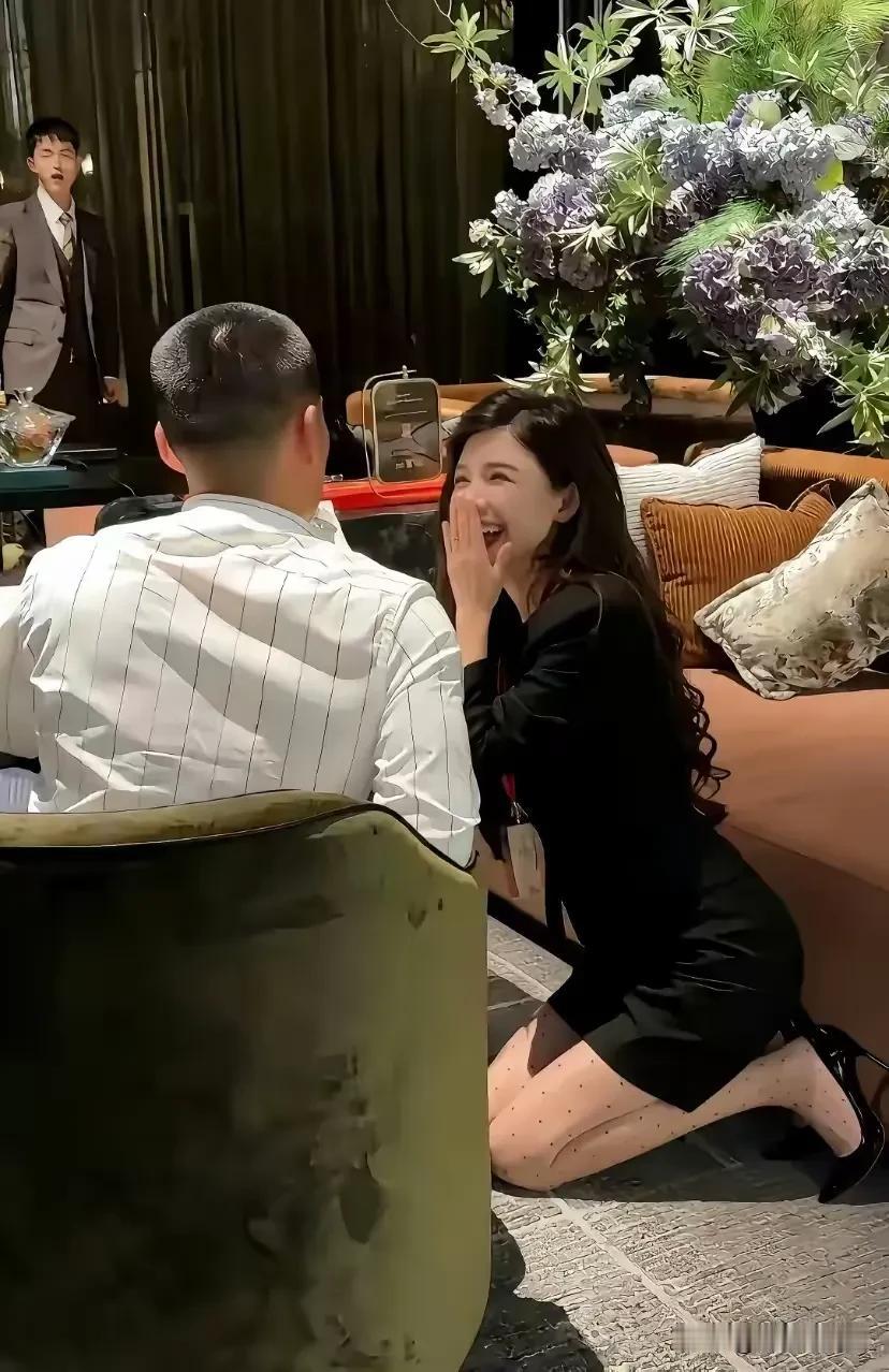 当“卷服务”碰上“个人尊严”，

恨不得把顾客当长辈或皇帝一样供着。

为了拼流