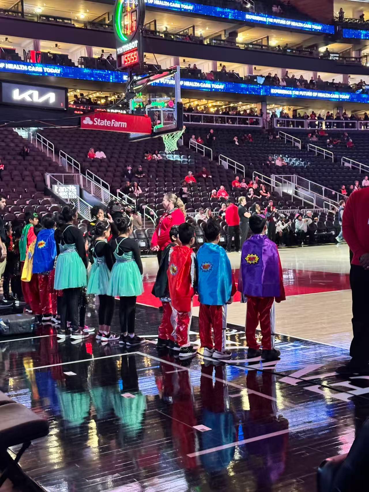 前方报道今天是老鹰主场的“孩童日”，现场也是涌入了很多小孩子！培养球迷要从娃娃抓