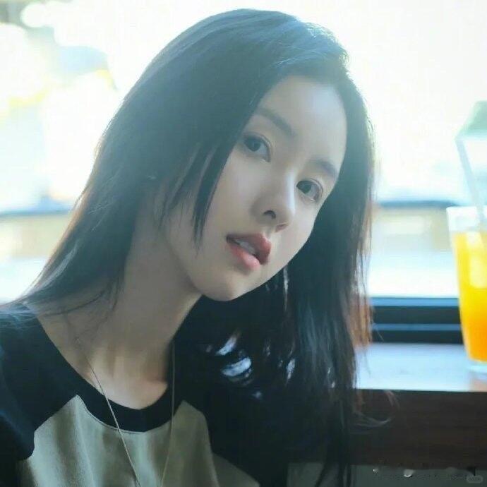 元气少女，清新自然，阳光下的美丽瞬间