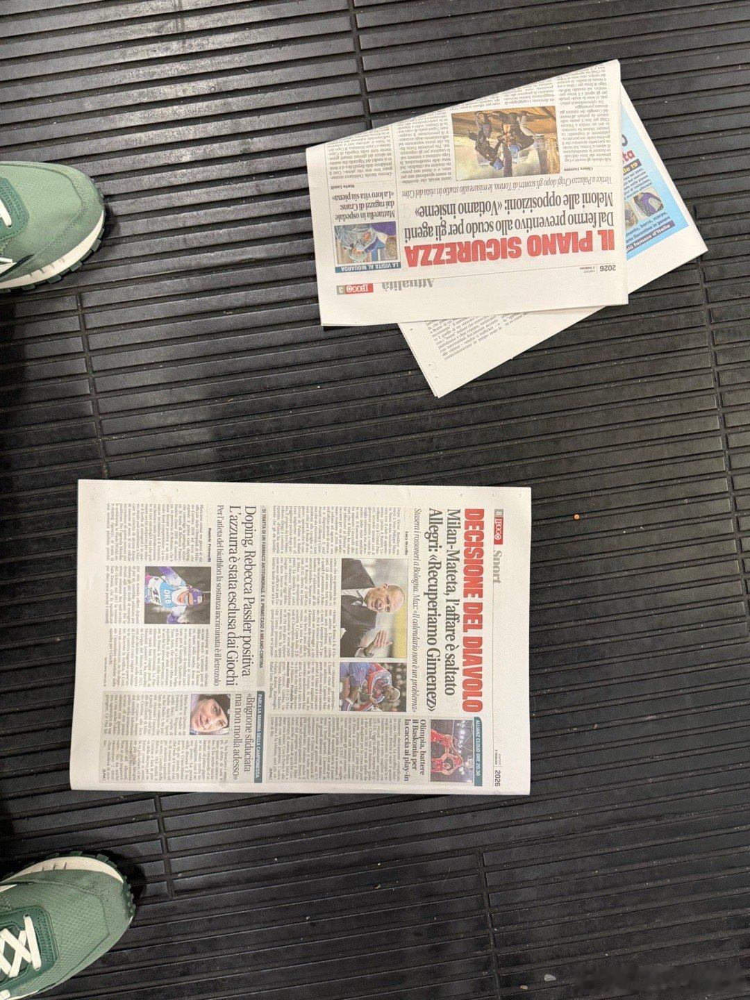 冬奥会 米兰地铁站台上被扔掉的报纸体育版。 