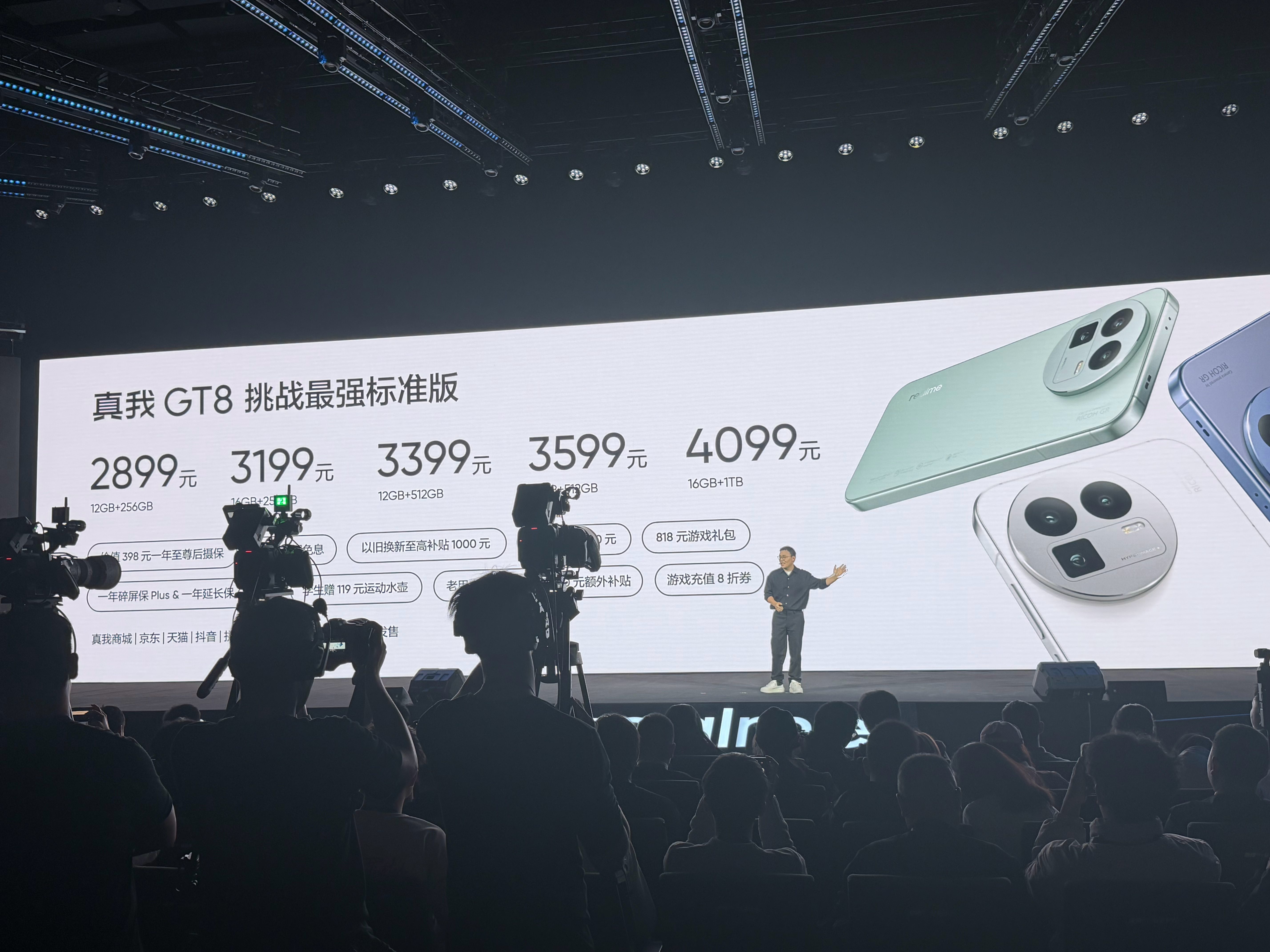 真我GT8 Pro（4K档旗舰）：12GB+256GB 3999元起，16GB+