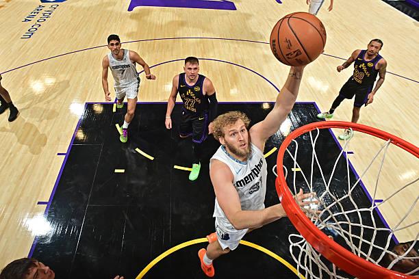 灰熊这也是属于搞不清现在情况的。你让科洛科这样一个临时工去打先发，他打得了吗？科