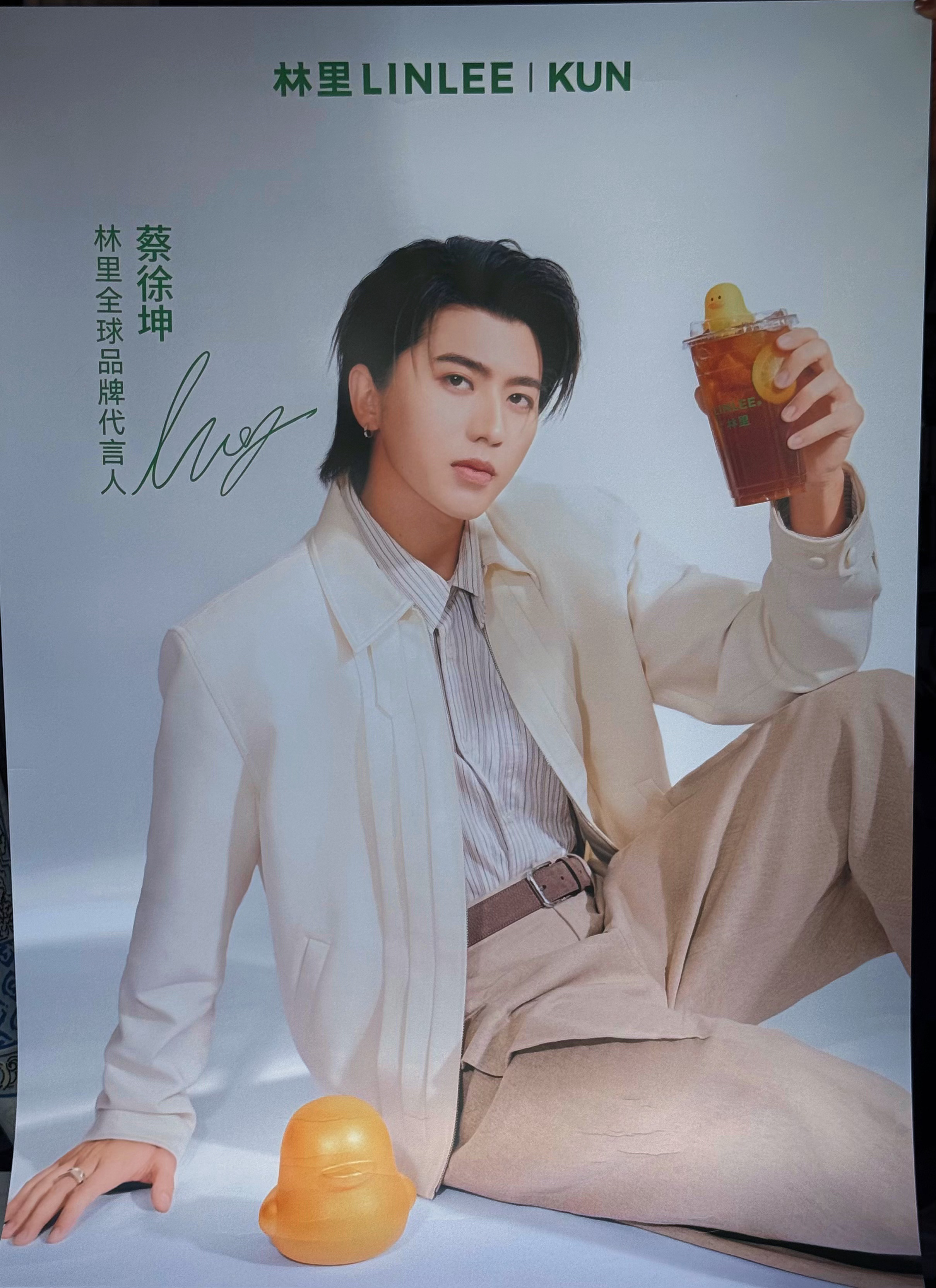 免费的海报，九块九的皮筋儿，哈哈哈哈哈（海报真的超大，大家带好皮筋儿卷走，不然会