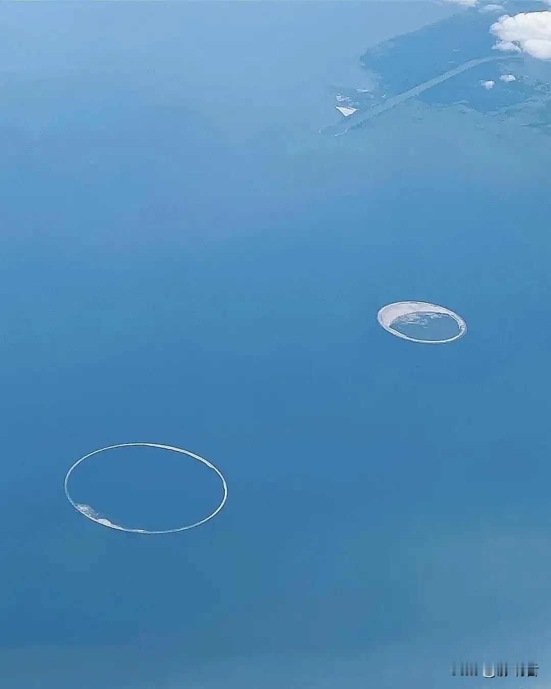 一位乘客从德国柏林乘飞机半小时后，在大海上空拍到的神奇画面：2个巨大的圆形物体出