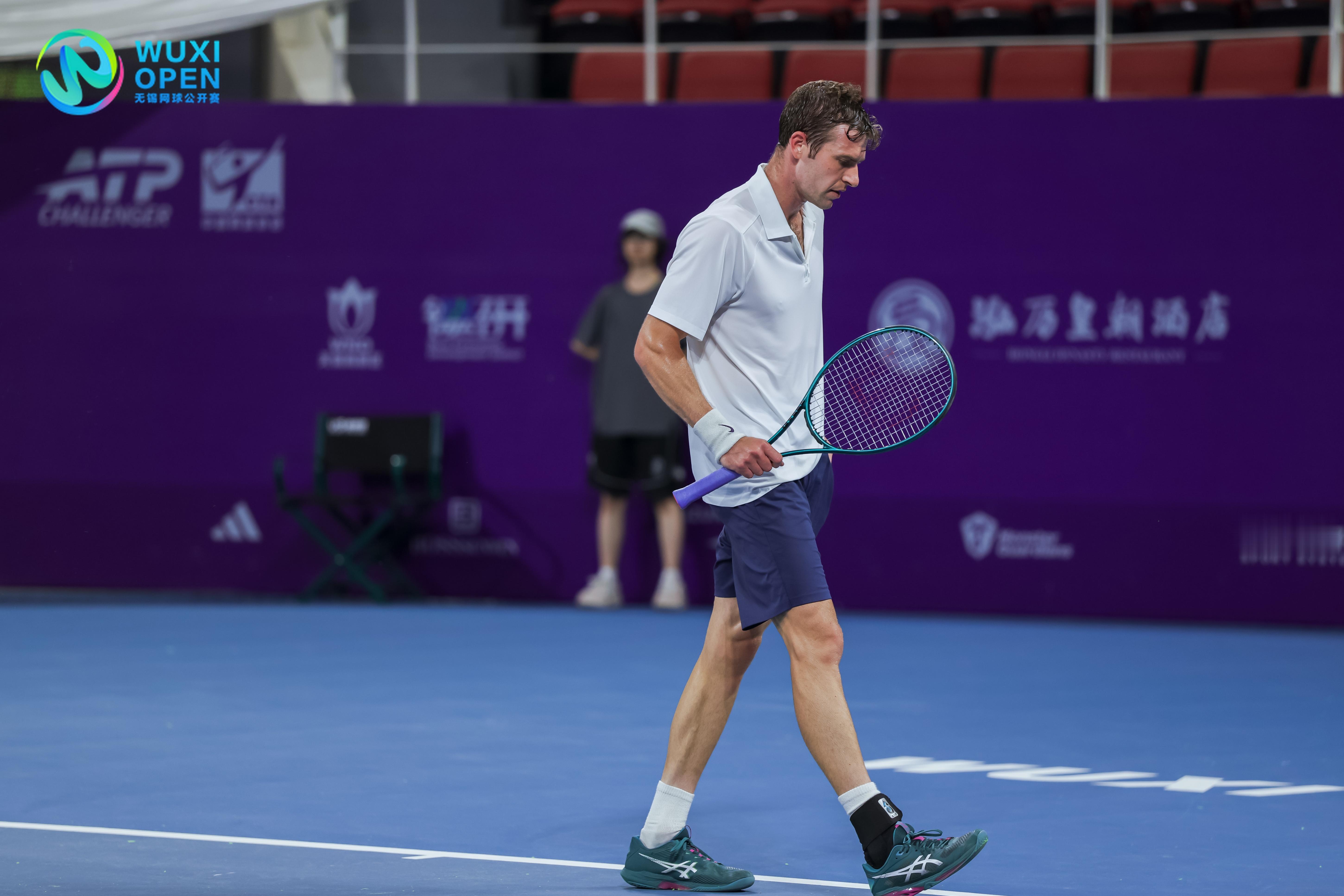 ATP 是喜剧啊！崔杰苦战3小时33分钟，次盘抢七挽救赛点，3-6/7-6(6)