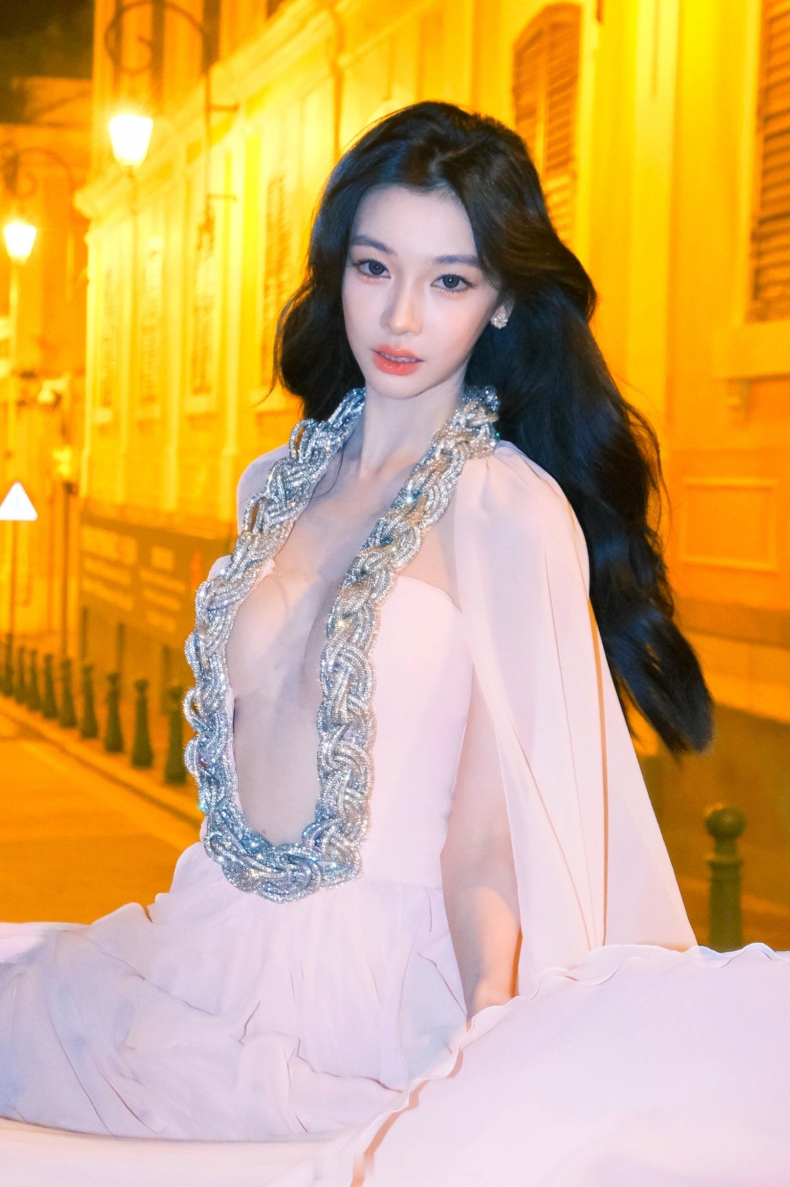 易梦玲尖叫之夜红毯造型✨ 