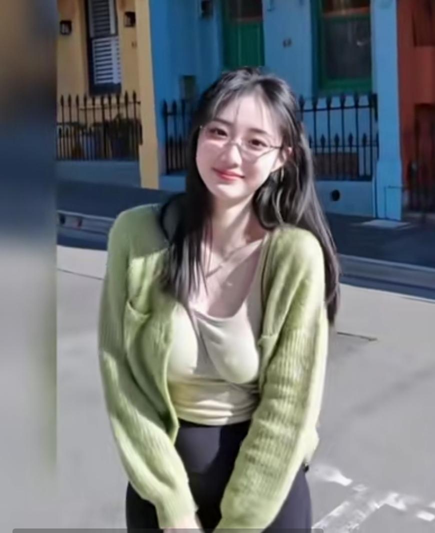 一眼就相中！这是我见过最干净漂亮的女孩
 
遇见她的那一刻，才明白什么叫一眼心动