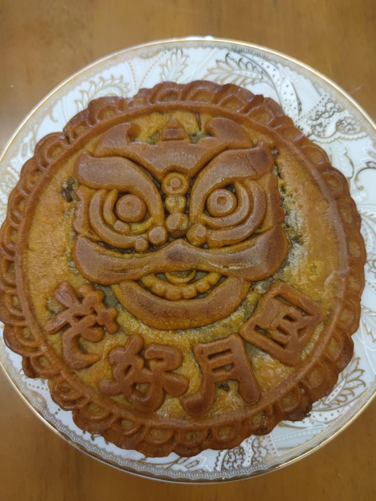 一斤一个的大月饼，唐山本地食品厂的，配料表干净，没有这个红那个黄的，吃得比较放心