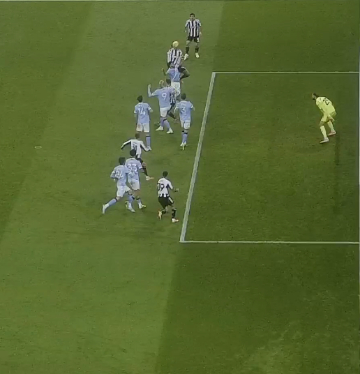 昨天曼城输给纽卡的比赛……今年英超裁判比之前还要离谱。 