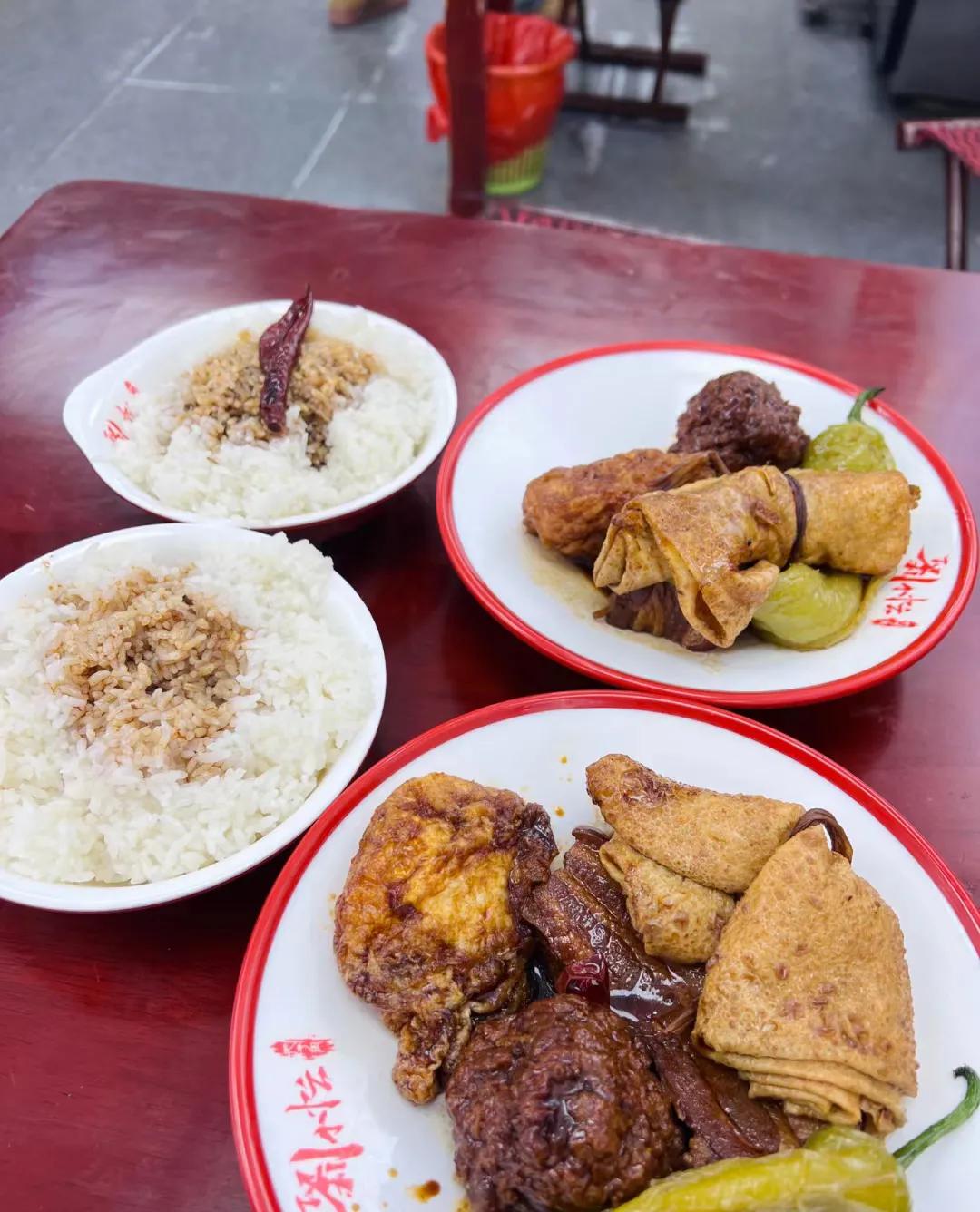 济南的超意兴把子肉很有名
以刘小忙为代表的其他店铺的把子肉，并不比超意兴的差
超