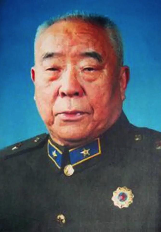 1950年，恩施军分区司令员乘车去剿匪，半路上，得知参谋打电话通知了行程后，脸色