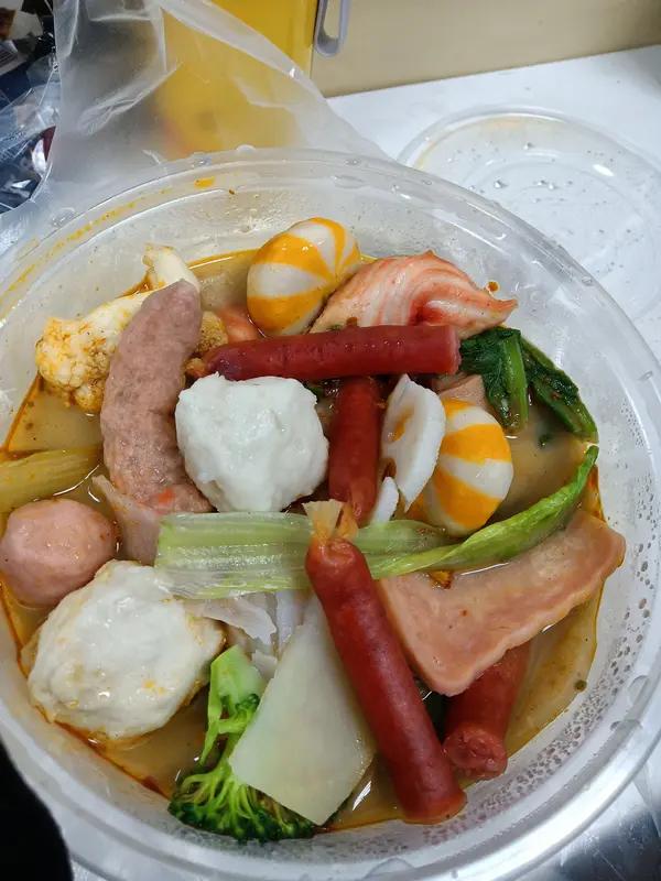 付完钱我拿了号牌就出顺屁股坐到旁边的位置上， 突然我看到地上有五十元钱。 我立马