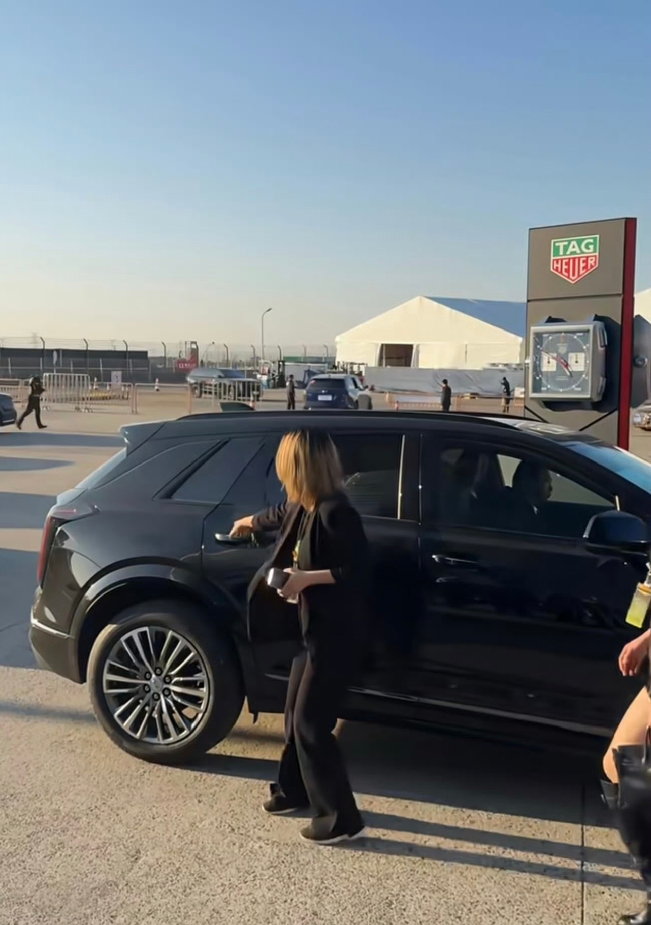 曝关晓彤喜提新车 据说关晓彤提的是超豪华SUV兰博基尼Urus，新车要300多万